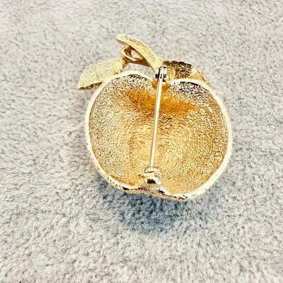 Vintage Gold Tome Sparkly Diamond Cut Textured Apple Brooch Pin - Picture 6 of 6